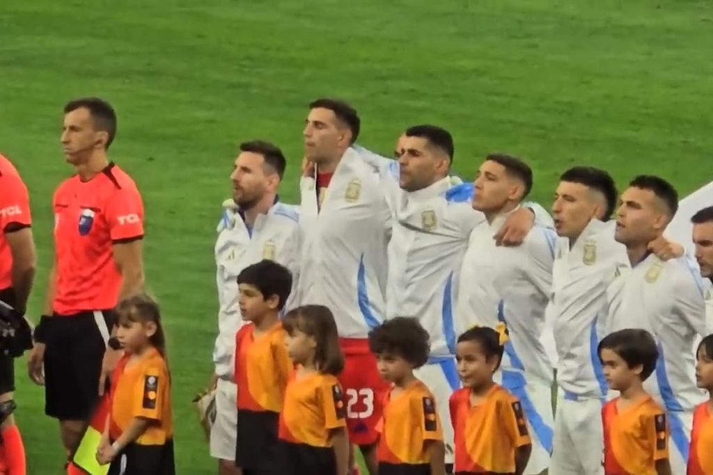 Các cầu thủ Argentina trong lễ chào cờ trước một trận đấu quốc tế
