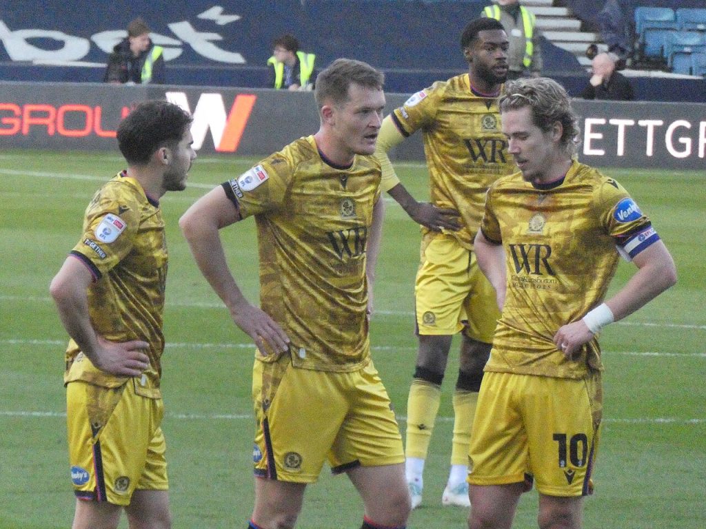 Các cầu thủ Blackburn Rovers thi đấu trên sân