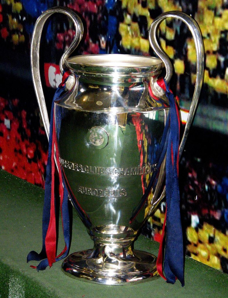 Chiếc cúp UEFA Champions League trên bục trưng bày