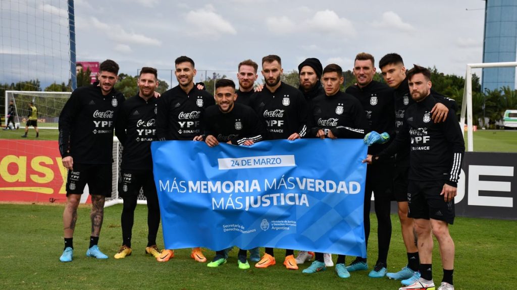 Các cầu thủ đội tuyển Argentina tập trung trước trận đấu