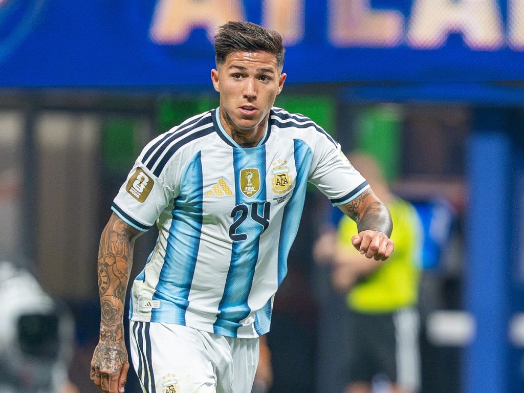 Enzo Fernandez di chuyển trong pha chuyển trạng thái của Argentina