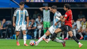 Enzo Fernandez tranh chấp bóng với Mohamed Hany tại World Cup 2026
