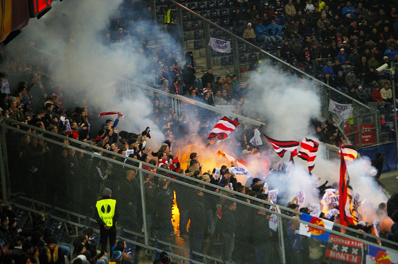 Các cầu thủ Ajax Amsterdam trong trang phục đỏ trắng