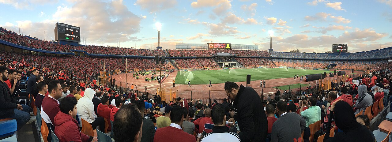 Các cầu thủ Al Ahly thi đấu trên sân