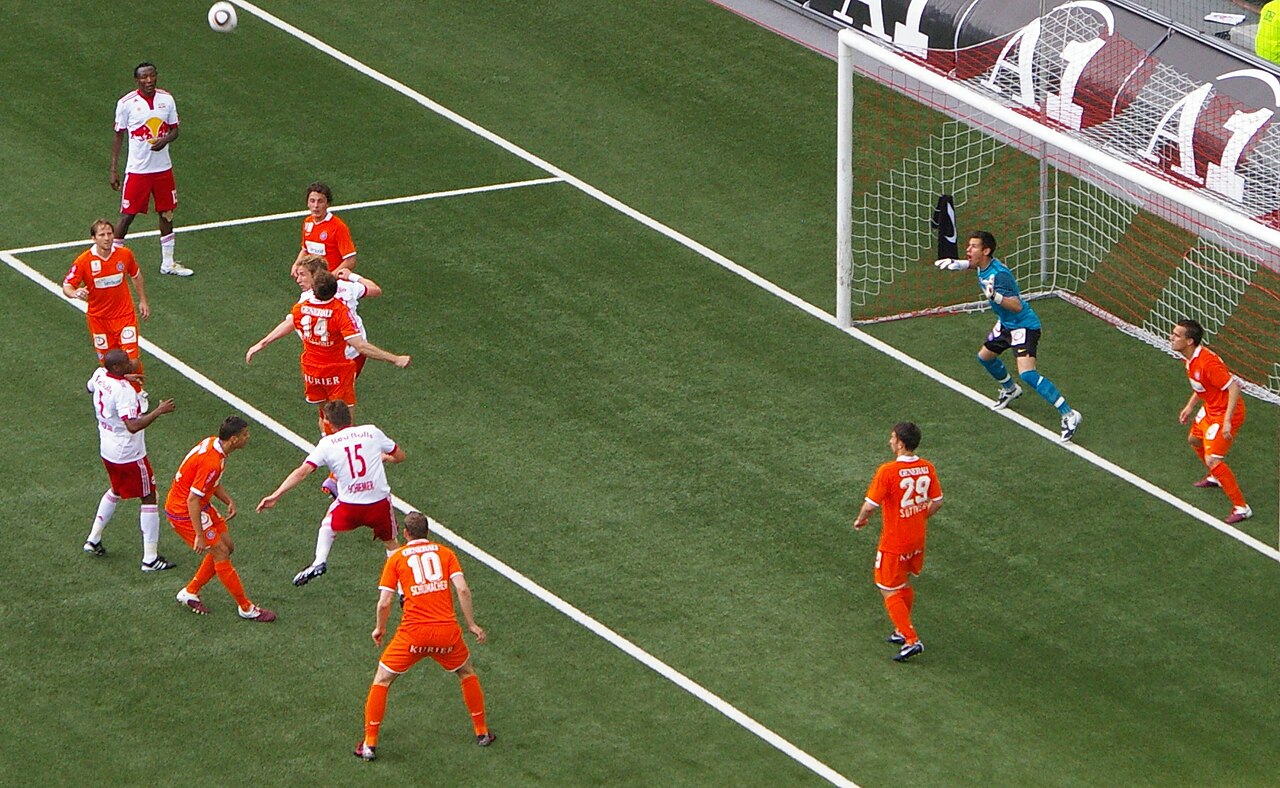 Các cầu thủ FK Austria Wien thi đấu trên sân