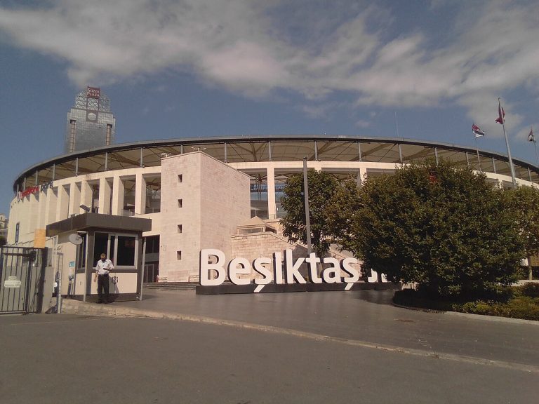 Toàn cảnh Tüpraş Stadyumu, sân đấu gắn với Beşiktaş JK