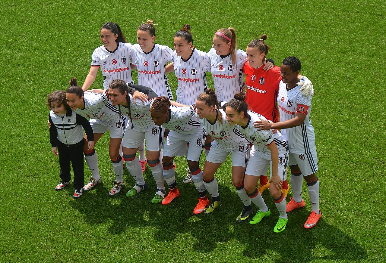 Các cầu thủ Beşiktaş JK thi đấu trên sân
