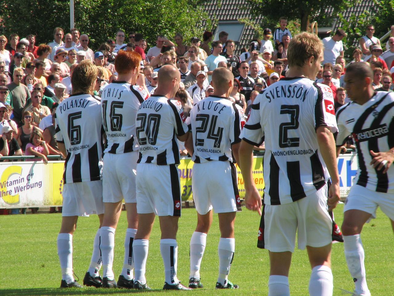 Các cầu thủ Borussia Mönchengladbach thi đấu trên sân