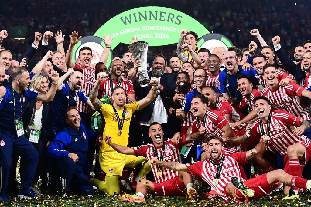 Các cầu thủ Olympiacos mừng chức vô địch UEFA Conference League