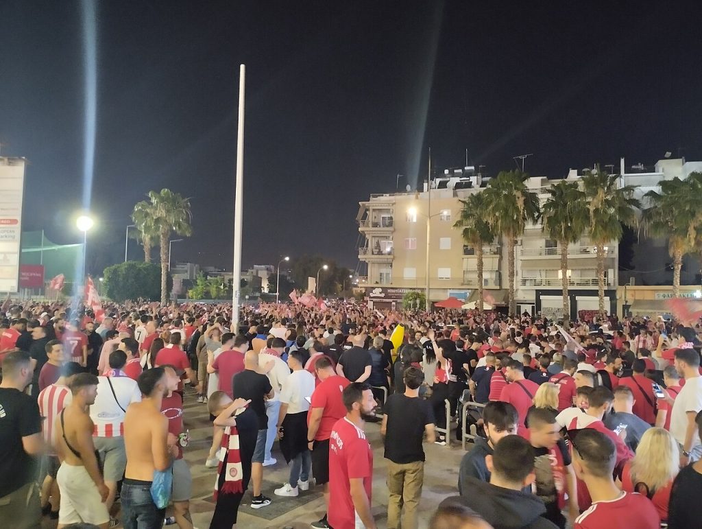 Cổ động viên Olympiacos ăn mừng danh hiệu UEFA Conference League
