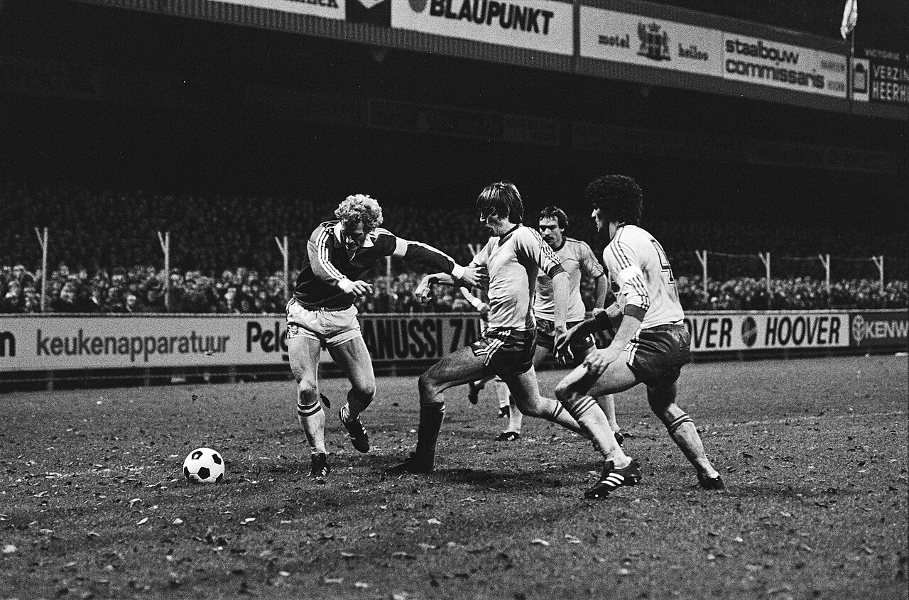 Cầu thủ Feyenoord Rotterdam trong màu áo đỏ trắng