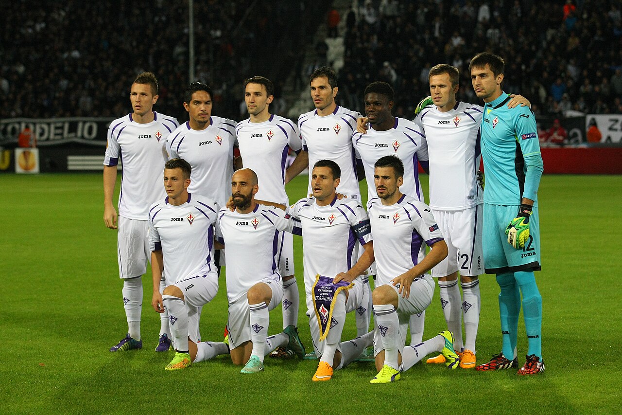 Các cầu thủ ACF Fiorentina thi đấu trên sân