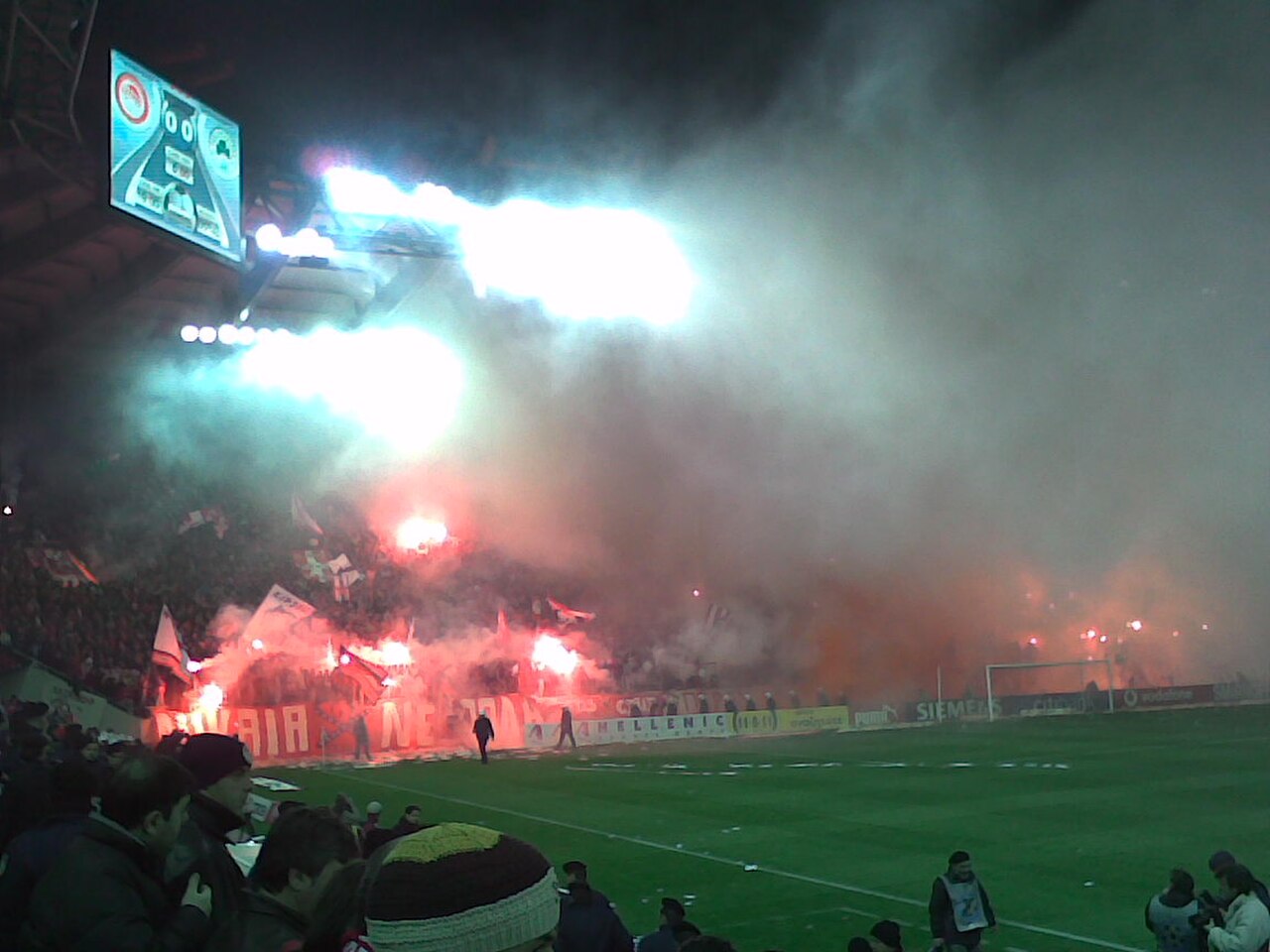 Cổ động viên Olympiacos tại trận derby với Panathinaikos
