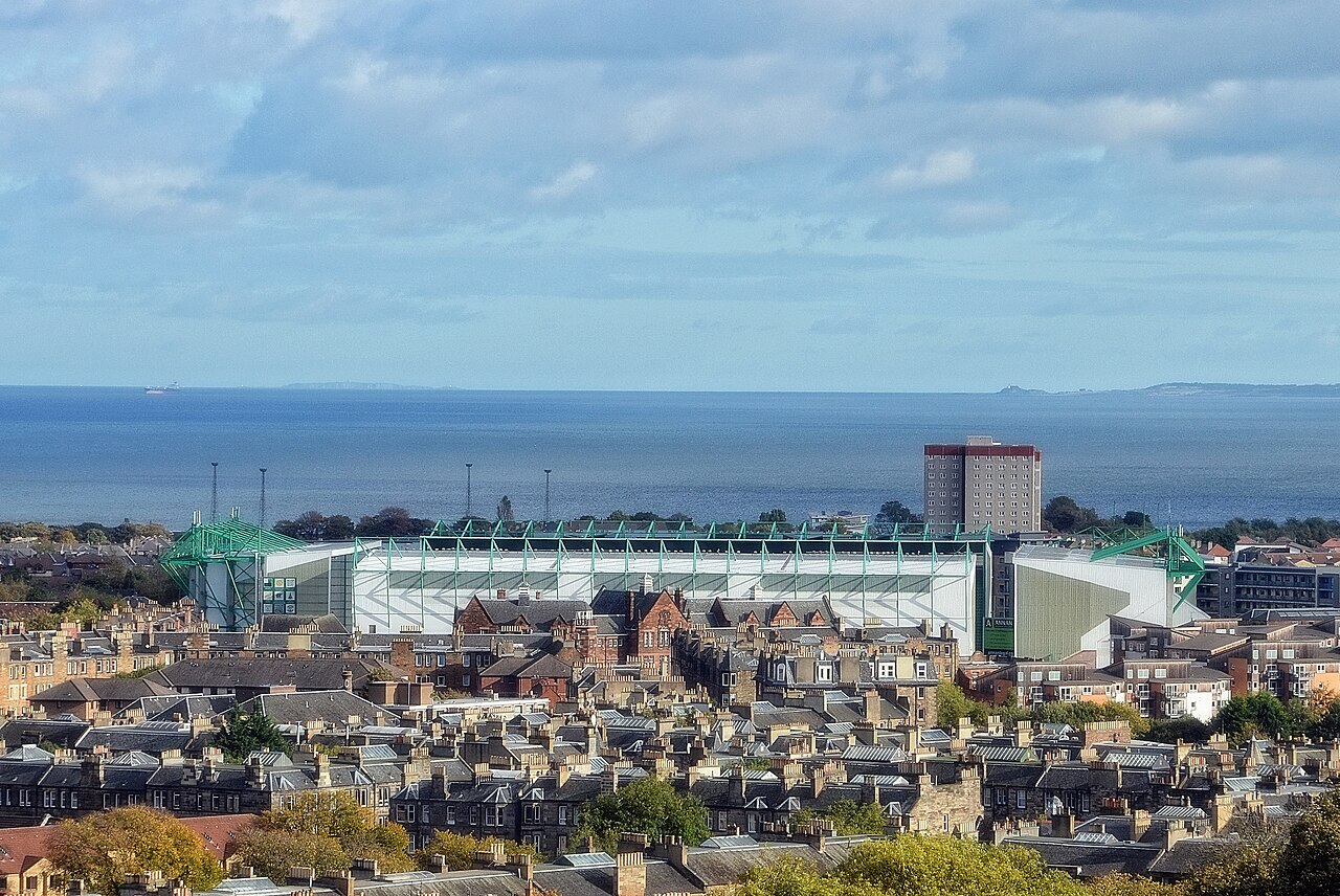 Các cầu thủ Hibernian FC thi đấu trên sân