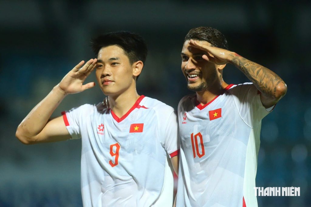 Đình Bắc và Hoàng Hên ăn mừng bàn thắng trước Timor Leste