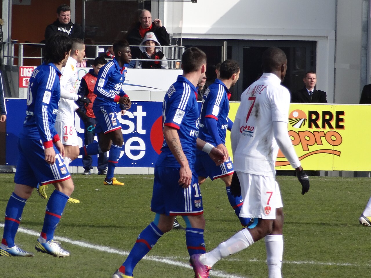 Các cầu thủ Olympique Lyonnais thi đấu trên sân