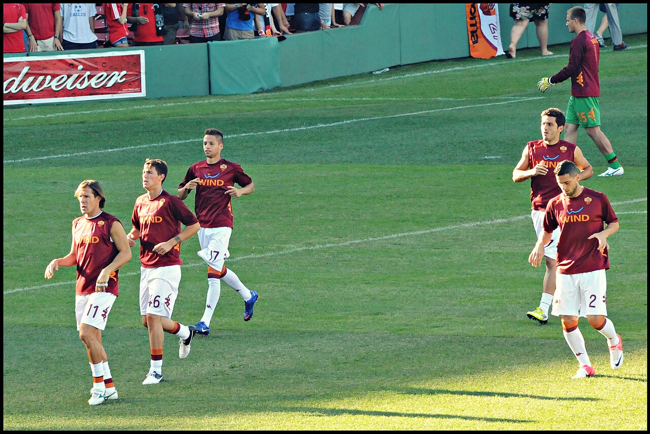 Cầu thủ AS Roma thi đấu trong màu áo vàng đỏ Giallorossi