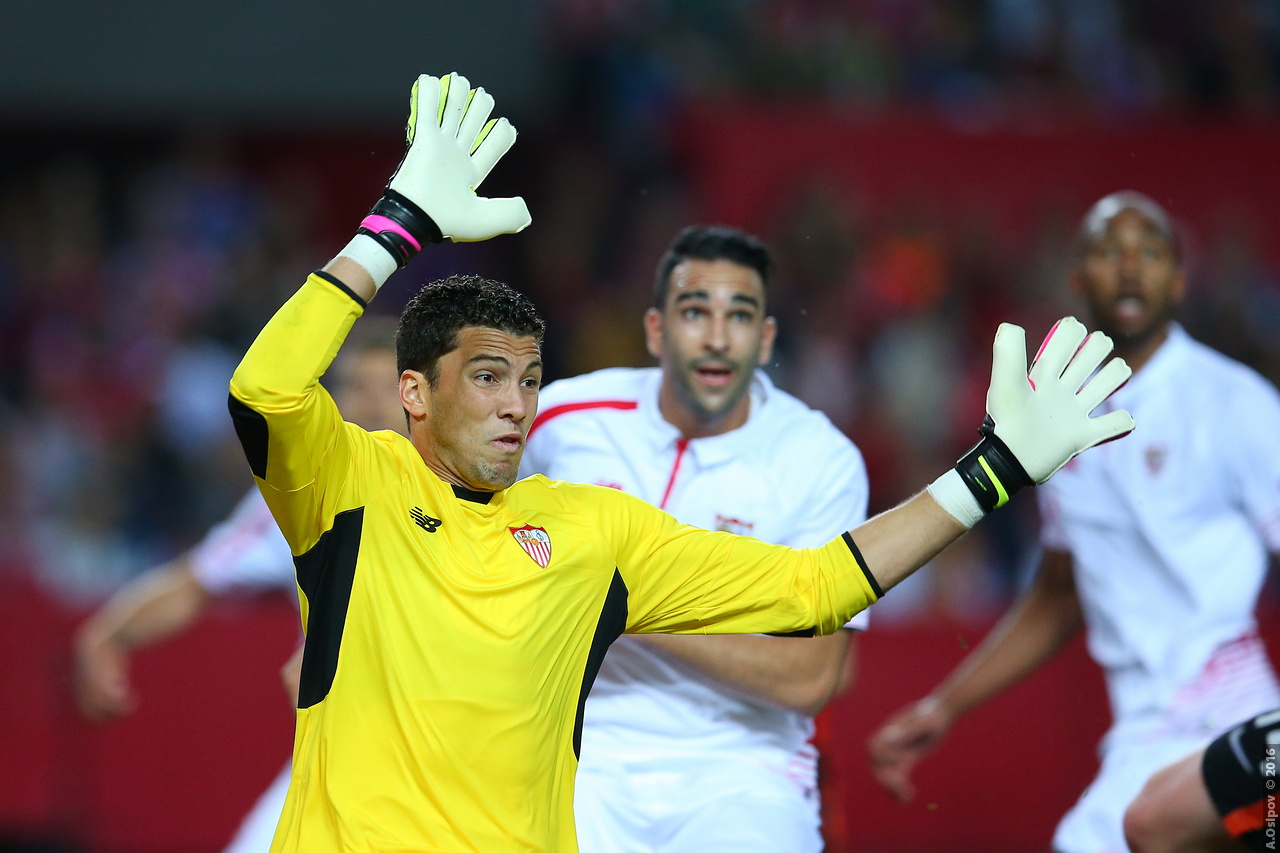 Cầu thủ Sevilla FC thi đấu trong màu áo trắng đỏ