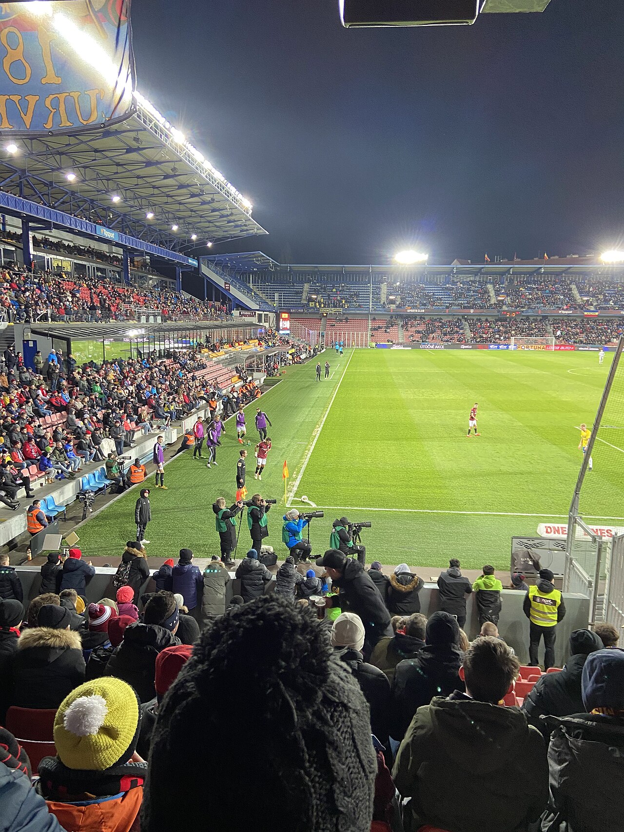 Các cầu thủ Sparta Prague thi đấu trên sân