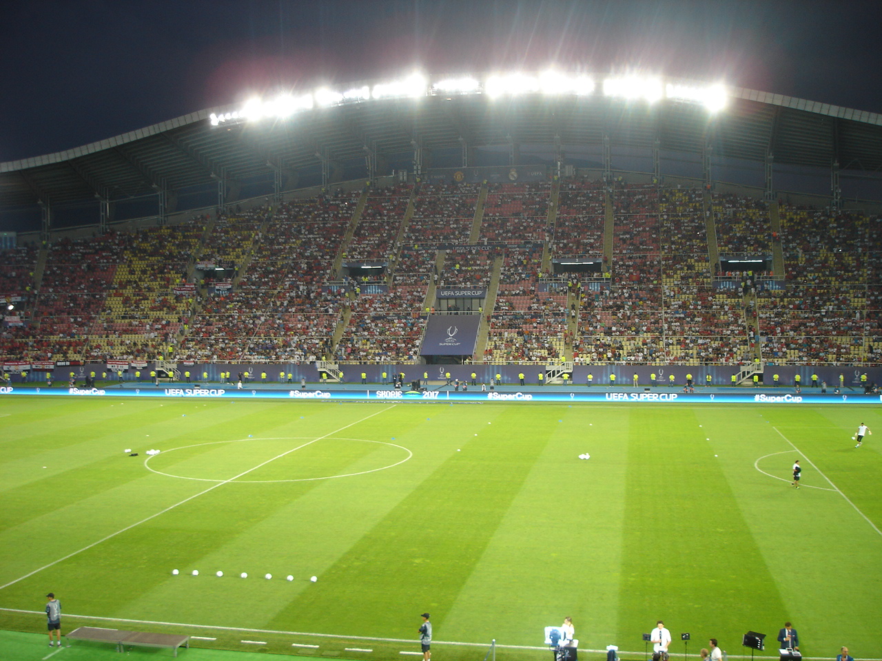 Các cầu thủ tranh tài trong khuôn khổ UEFA Super Cup
