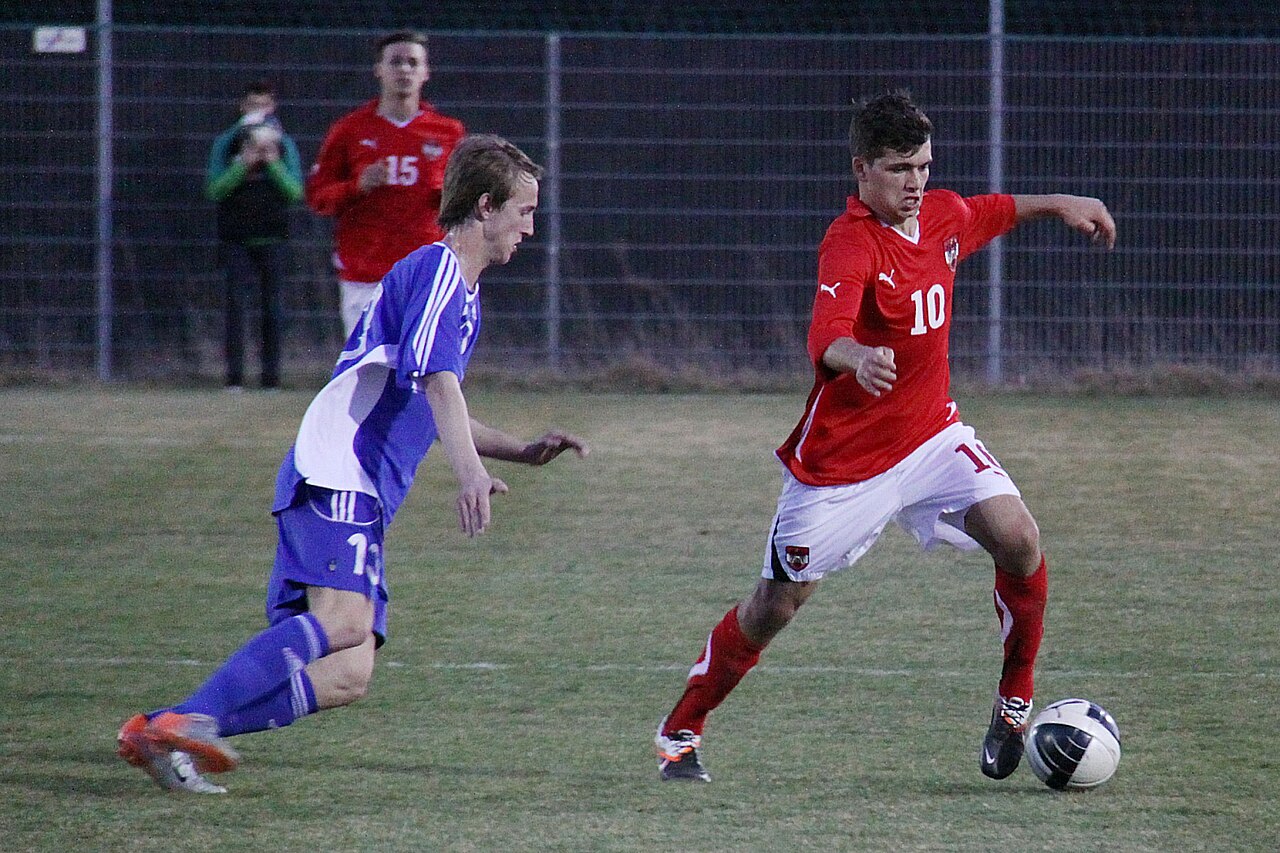 Các cầu thủ VfB Stuttgart thi đấu trên sân