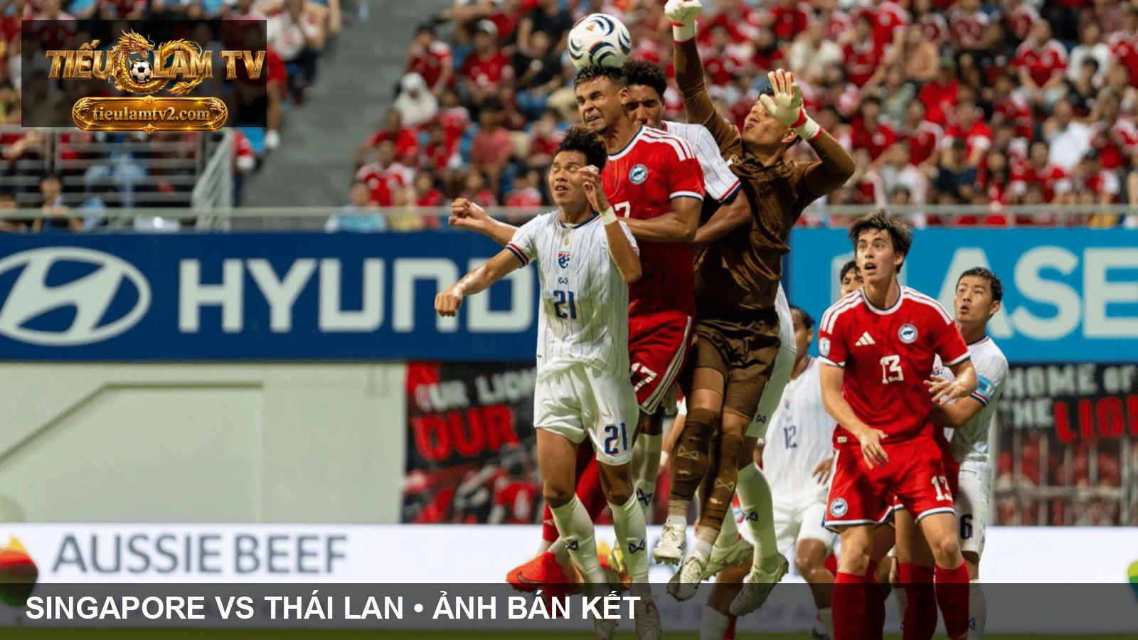 Pha bóng giữa cầu thủ Thái Lan và Singapore ở bán kết ASEAN Hyundai Cup 2026
