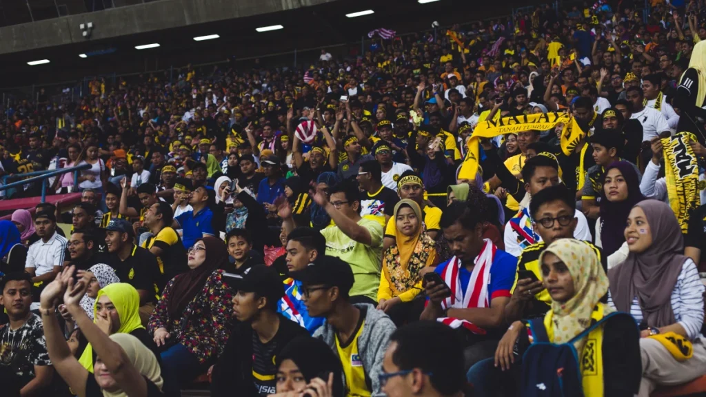 Cổ động viên Malaysia trên khán đài một trận bóng đá khu vực