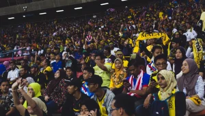 Cổ động viên Malaysia trên khán đài một trận bóng đá khu vực