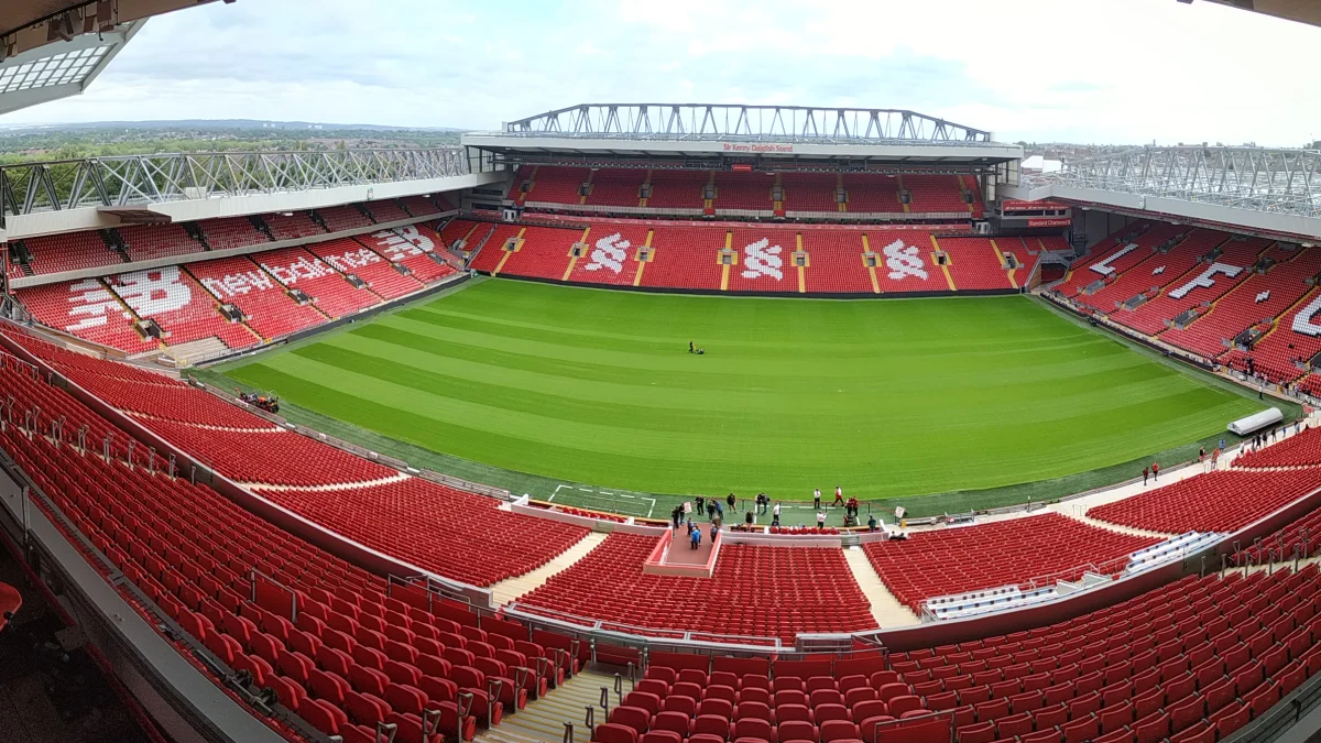 Toàn cảnh sân Anfield nhìn từ khán đài chính
