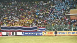 Cầu thủ tranh bóng trong trận đấu thuộc AFF Suzuki Cup