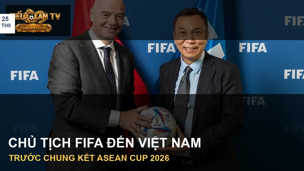 Chủ tịch FIFA Gianni Infantino cùng đại diện VFF trong ảnh tư liệu