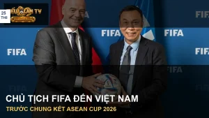 Chủ tịch FIFA Gianni Infantino cùng đại diện VFF trong ảnh tư liệu