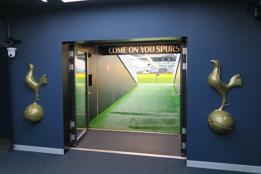 Đường hầm cầu thủ tại Tottenham Hotspur Stadium