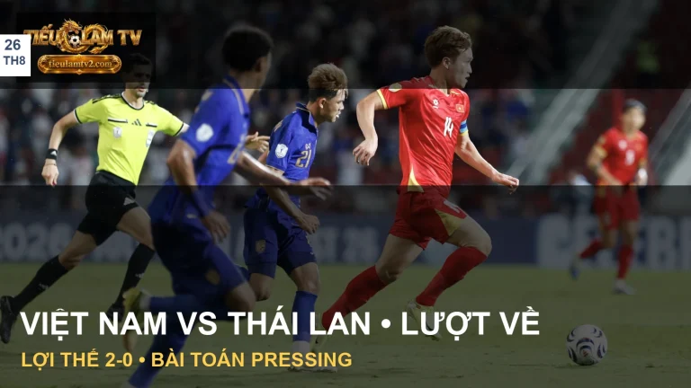 Cầu thủ Việt Nam tấn công trước hàng thủ Thái Lan ở lượt đi chung kết