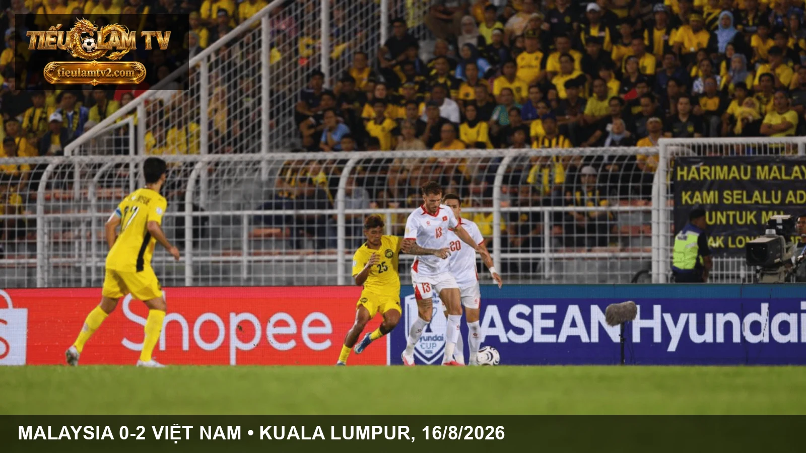Cầu thủ Việt Nam và Malaysia tranh chấp tại Kuala Lumpur Football Stadium