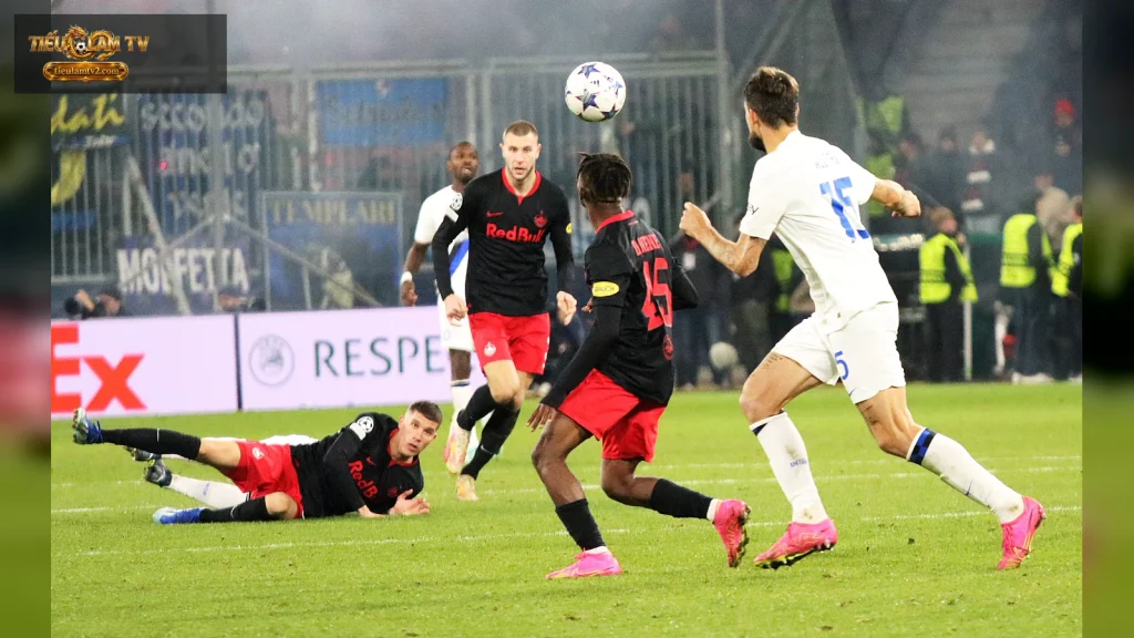 Pha tranh chấp trong trận Inter gặp Salzburg tại Champions League 2023