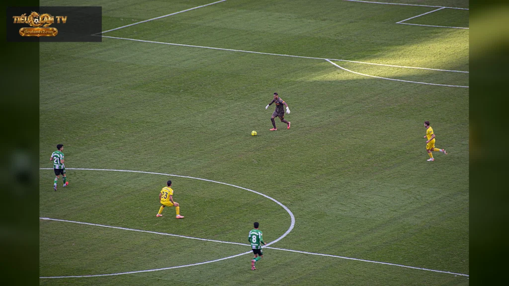 Thủ môn Álvaro Valles triển khai bóng cho Real Betis ngày 23/11/2025